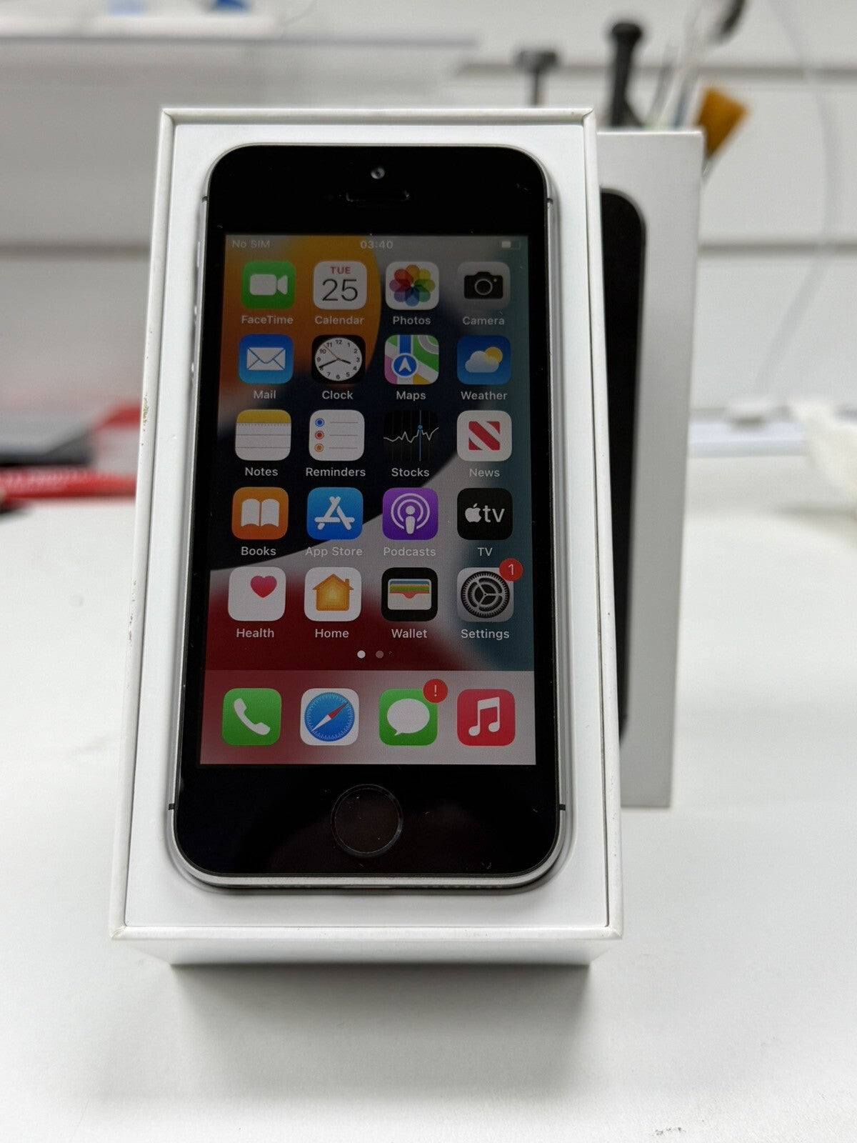 iPhone SE 16gb Space Grey Unlocked - Boxed - 100% 🔋