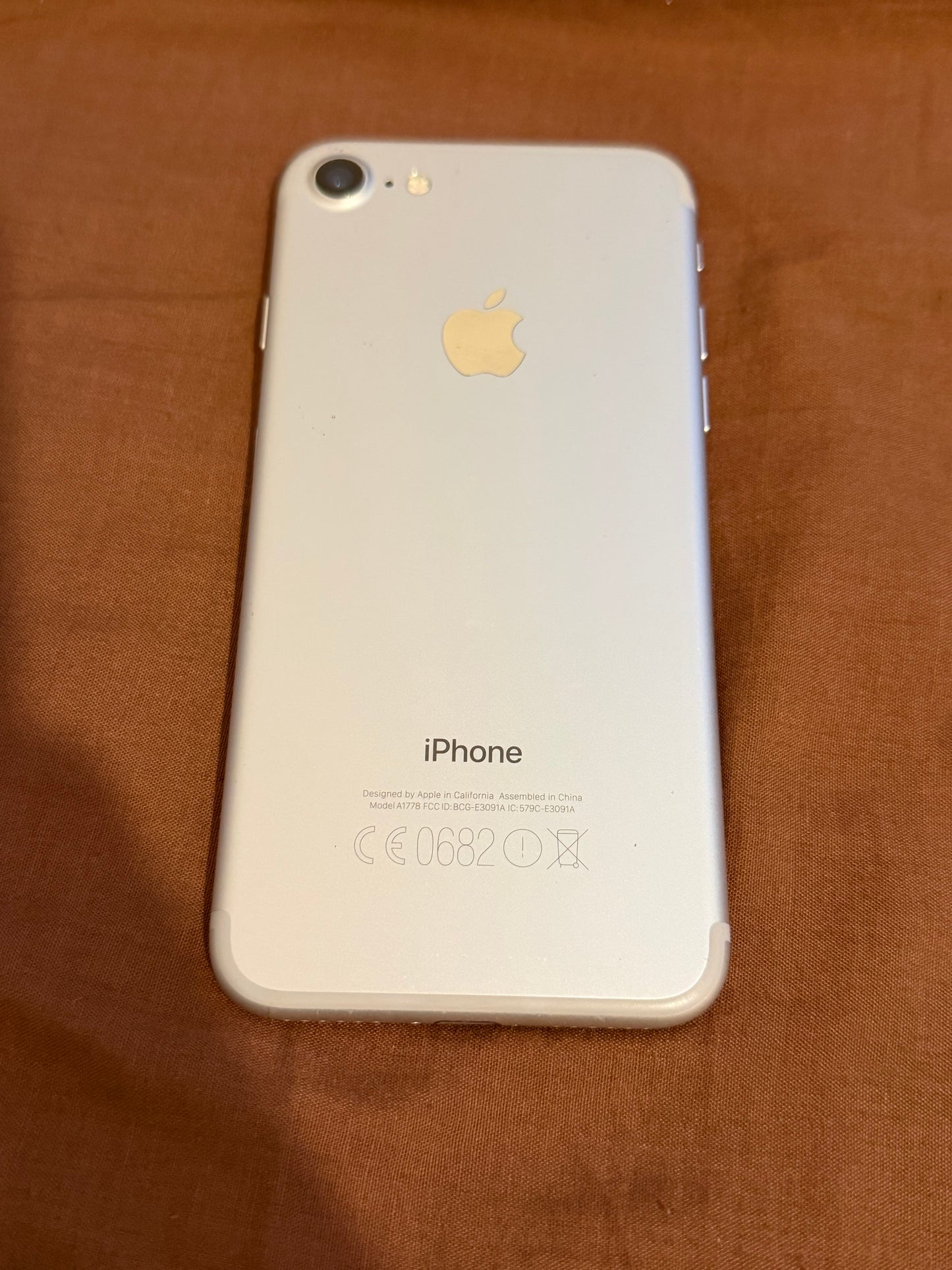 Apple iPhone 7 32gb Silver Unlocked - 100% 🔋