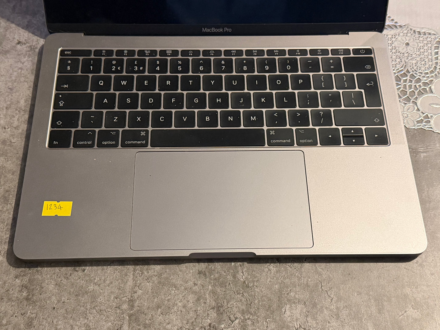 Apple MacBook Pro A1708 Retina 13.3 2017 Core i5 128GB SSD 8GB Ram 2.3GHz - Read