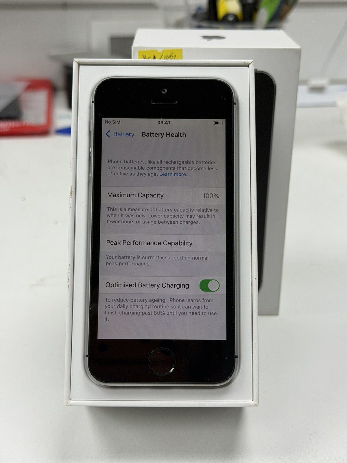 iPhone SE 16gb Space Grey Unlocked - Boxed - 100% 🔋