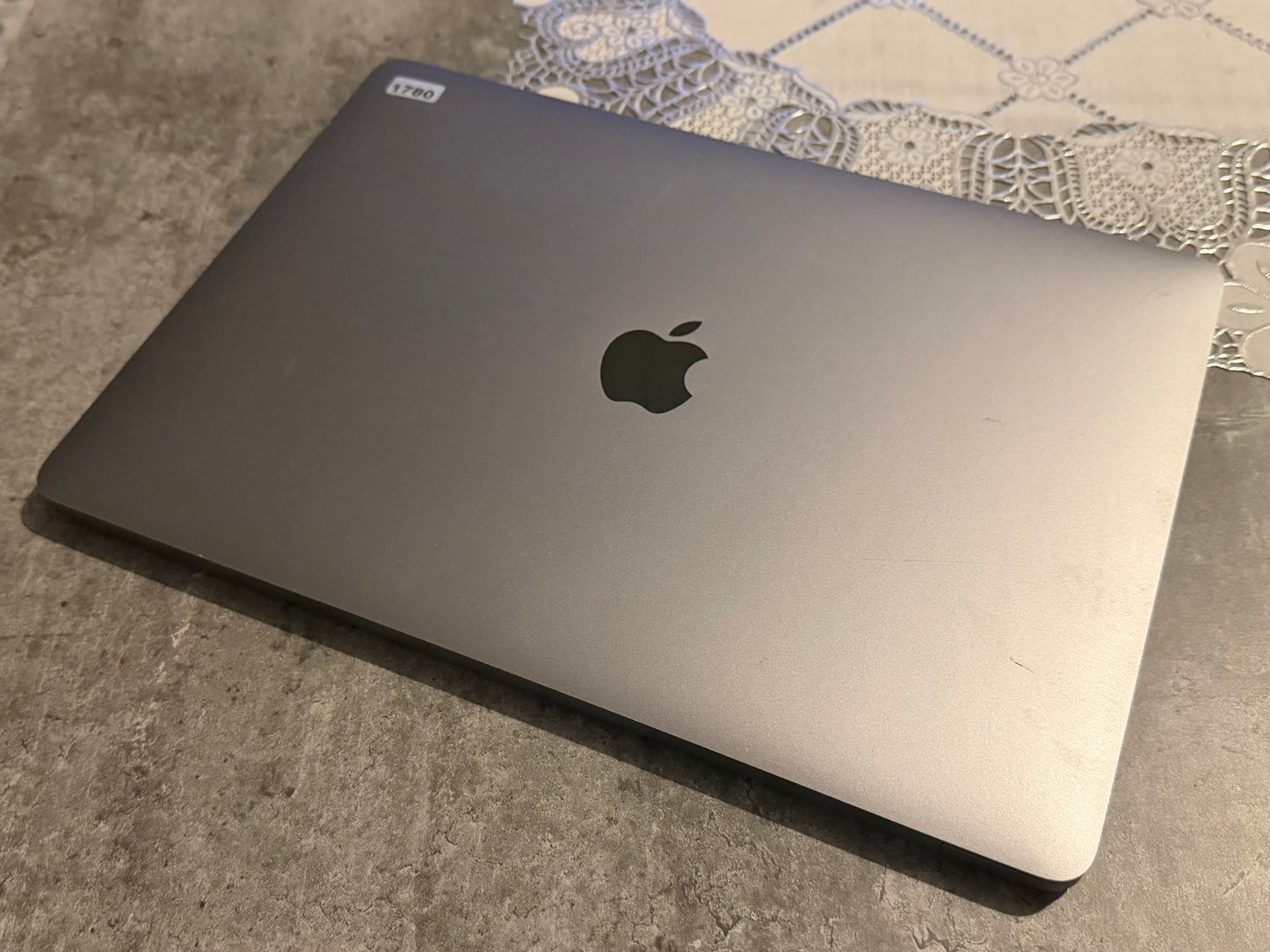 Apple MacBook Pro A1708 Retina 13.3 2017 Core i5 128GB SSD 8GB Ram 2.3GHz - Read