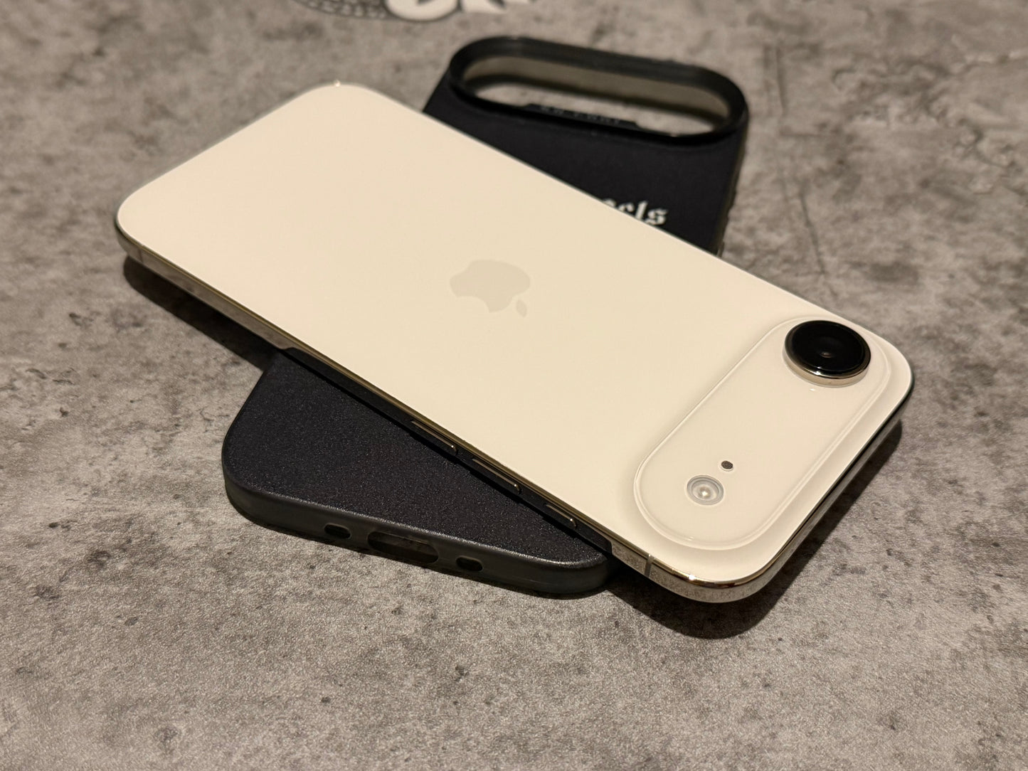 iPhone 17 Air Cloud White 256gb Unlocked (100%🔋) - E SIM