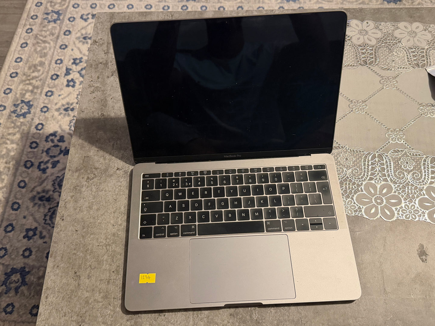 Apple MacBook Pro A1708 Retina 13.3 2017 Core i5 128GB SSD 8GB Ram 2.3GHz - Read