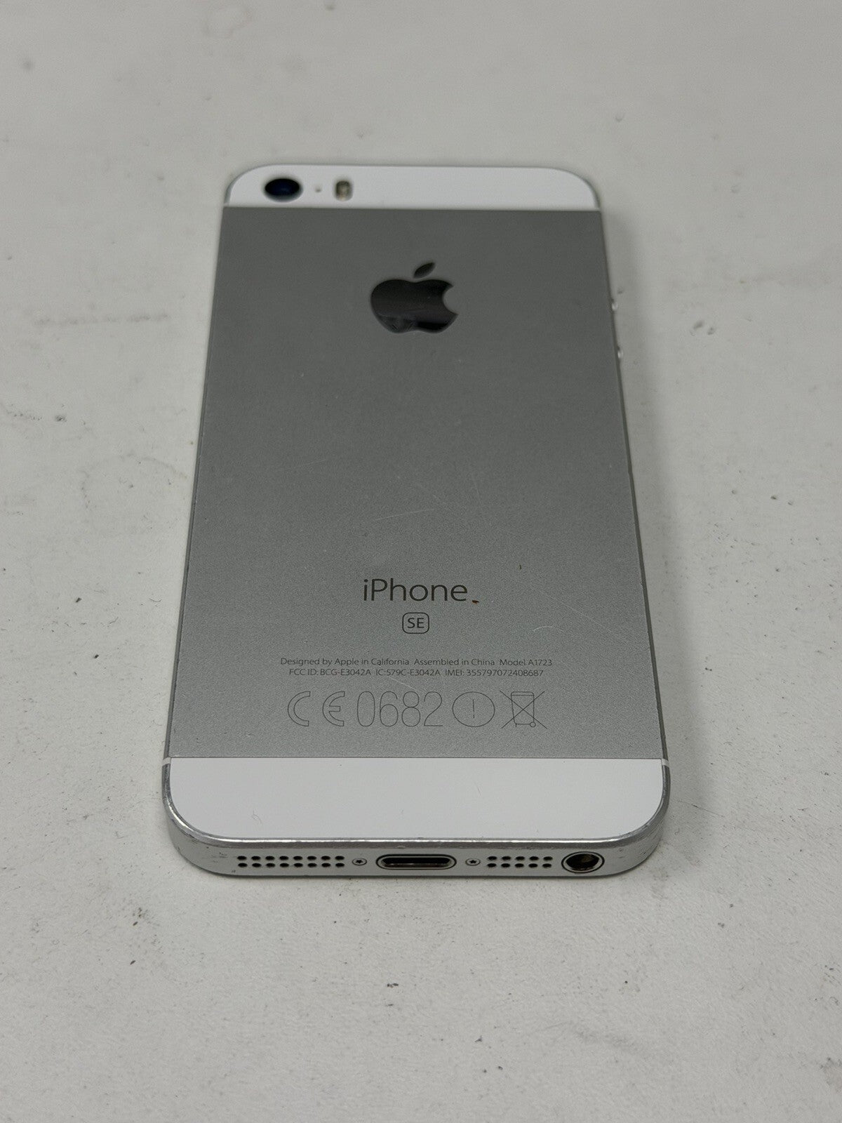 iPhone SE 64gb Silver Unlocked - 90% 🔋