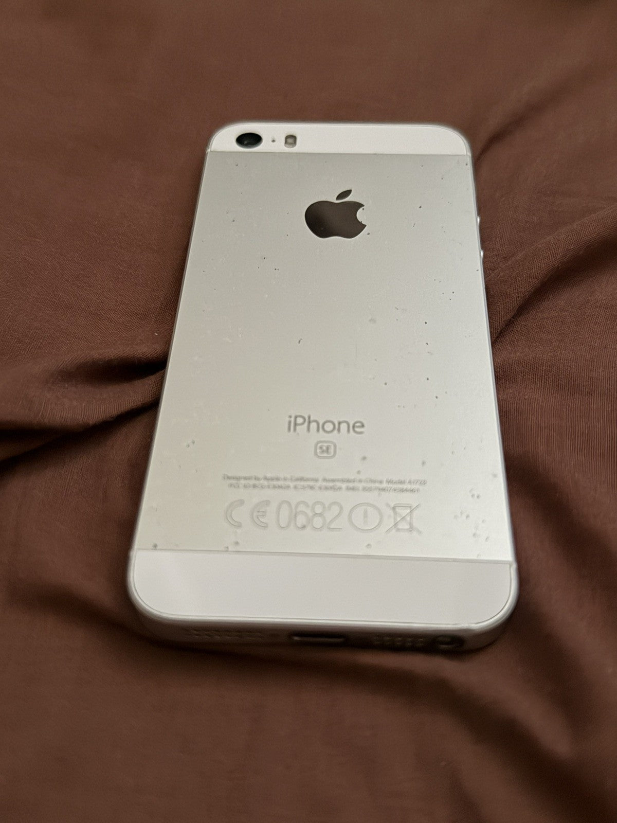 iPhone SE 16gb Silver Unlocked - 100% 🔋