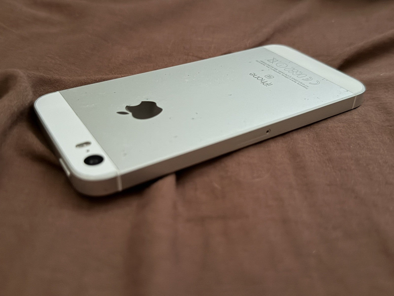 iPhone SE 16gb Silver Unlocked - 100% 🔋